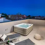 Stunning In With Private Swimming Pool, Be Inside Or Outside *