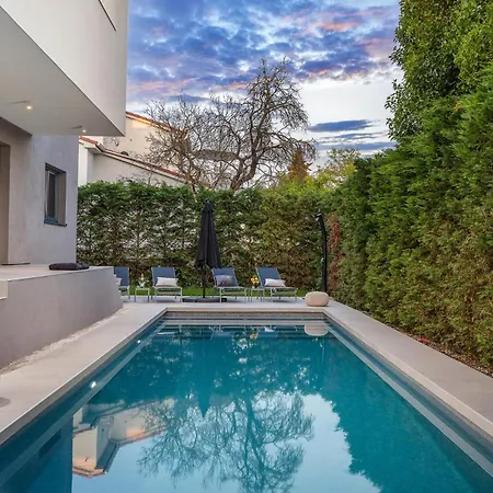 Cozy In With Private Swimming Pool, Be Inside Or Outside *