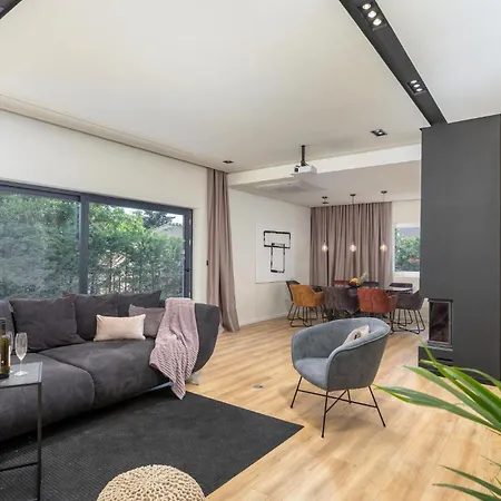 Cozy In With Private Swimming Pool, Be Inside Or Outside Pola