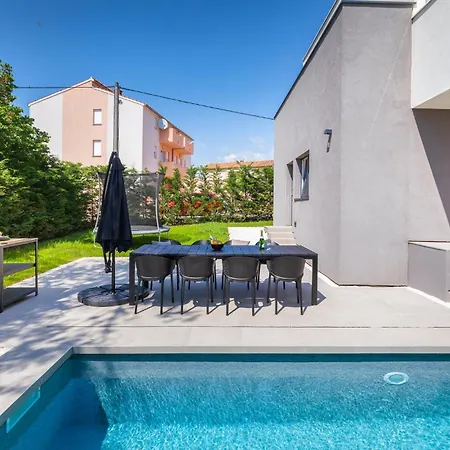 Cozy In With Private Swimming Pool, Be Inside Or Outside * Pola