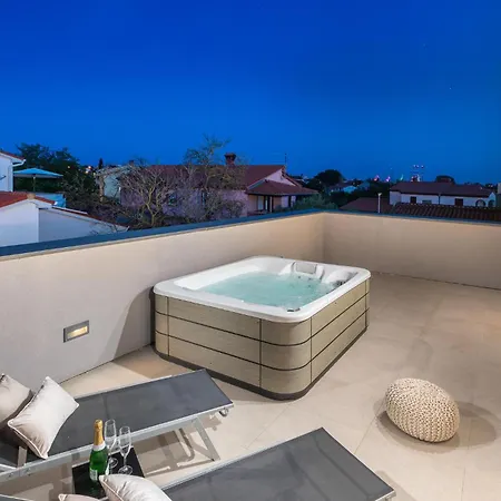 Cozy In With Private Swimming Pool, Be Inside Or Outside *