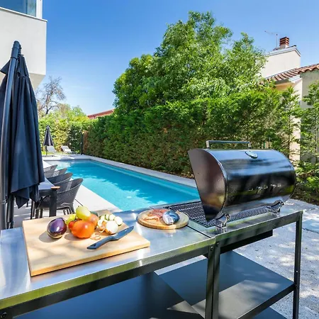 Cozy In With Private Swimming Pool, Be Inside Or Outside * Pola