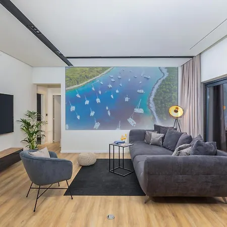 Cozy In With Private Swimming Pool, Be Inside Or Outside *