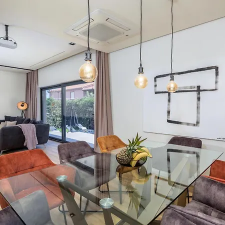 Cozy In With Private Swimming Pool, Be Inside Or Outside Pola