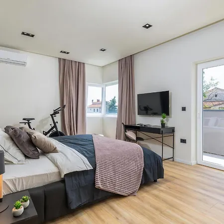 Cozy In With Private Swimming Pool, Be Inside Or Outside * Pola