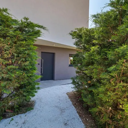 Stunning In With Private Swimming Pool, Be Inside Or Outside *